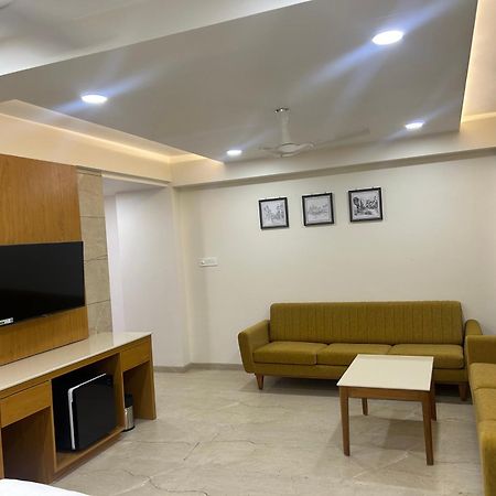 Hotel Flourish International Αχμπανταμπάντ Εξωτερικό φωτογραφία