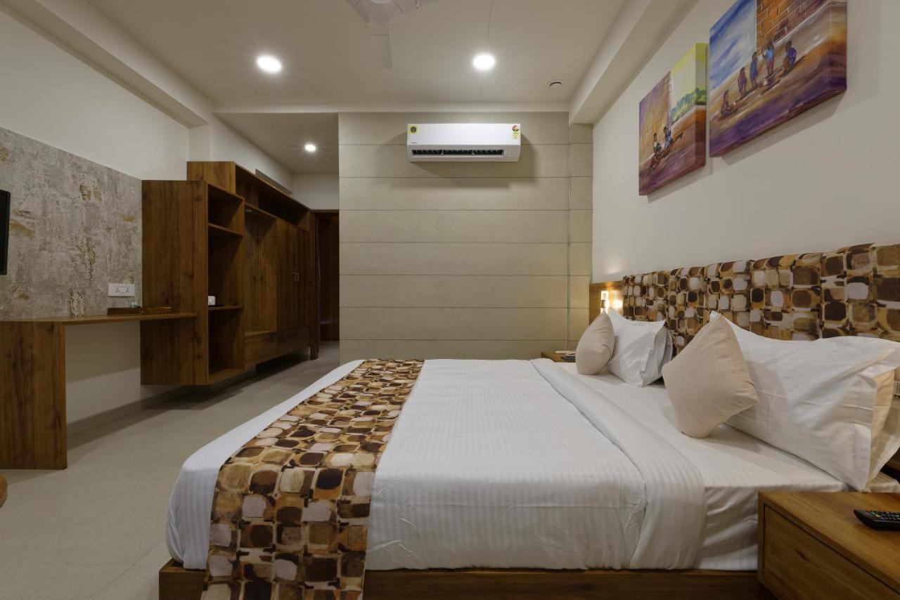 Hotel Flourish International Αχμπανταμπάντ Εξωτερικό φωτογραφία