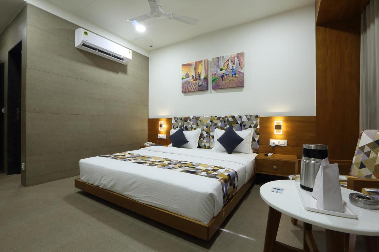 Hotel Flourish International Αχμπανταμπάντ Εξωτερικό φωτογραφία