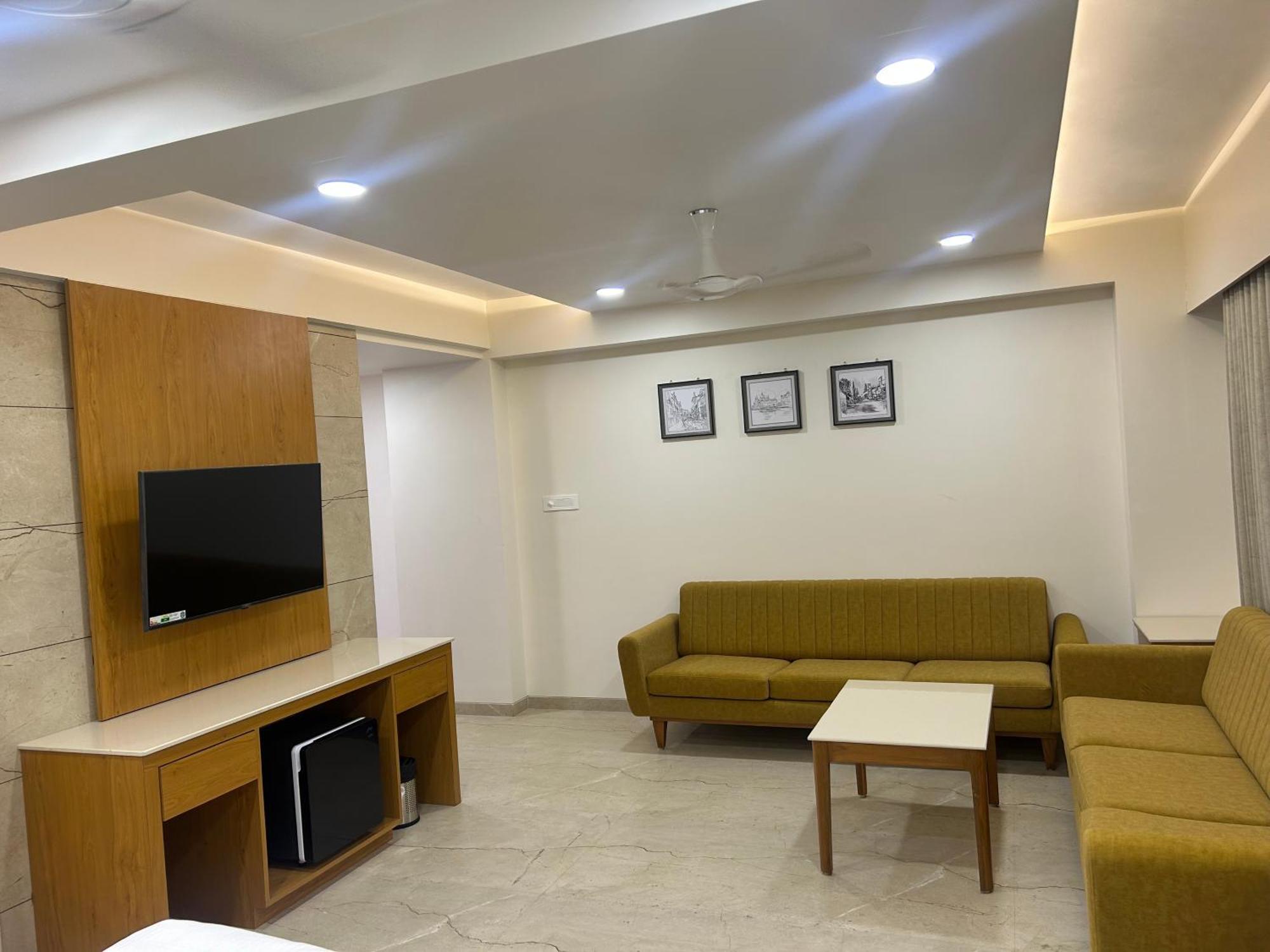 Hotel Flourish International Αχμπανταμπάντ Εξωτερικό φωτογραφία